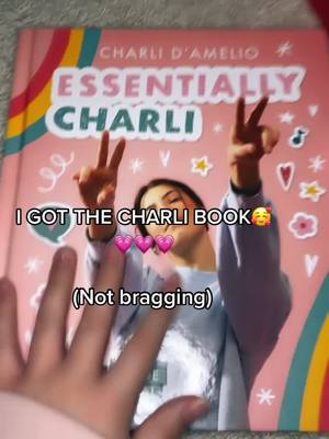 A post by @pancake...charrz on TikTok caption: I GOT THE CHARLI BOOK!!🥺💞💞💞#greenscreen #holiday @charlidamelio