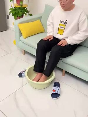 A post by @householdgoodthing on TikTok caption: Now people are soaking their feet like this 👀👆🔥#fyp #useful #foryou #foryoupage #lifehacks #goodthingsinlife #lifehelper #goodthingtorecommend