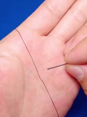 A post by @cherlifetips on TikTok caption: Fast needle threading method #goodidea #usefullifetips #share #foryou