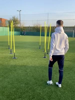 A post by @tnfreestyle on TikTok caption: Wait for it...👟🤯 #football #Soccer #nolook #badboy #tekkerz #fyp