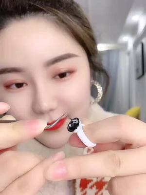 A post by @toneymeilleurzdz on TikTok caption: #foryou #makeup #fyp #fashion