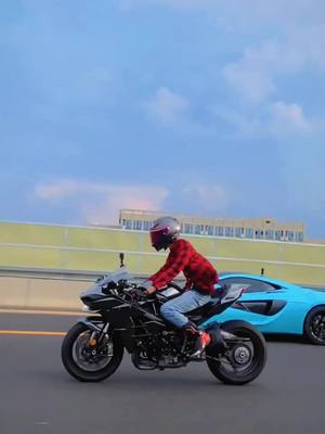 A post by @hello___moto on TikTok caption: Don't provoke a Knight who can speed up at any time. 🏁🏁🏁#tiktok #foryou #moto