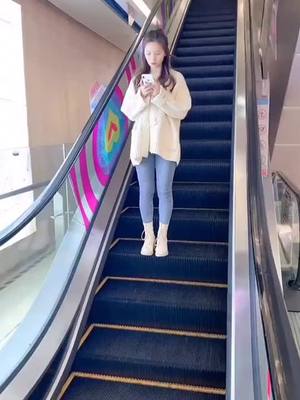 A post by @wenchsns on TikTok caption: This beauty is so smart!#beautifulgirl #goodshape #longhair #fashion #funny #boy #streetphoto #chinesegirl #longlegged