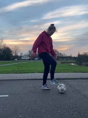 A post by @laurafreestyle_ on TikTok caption: 🔥⚽️🏆 #freestylefootball #fyp #fy #skills #foryoupage #roadto100k