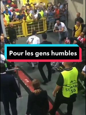 A post by @objectif.footballeur on TikTok caption: toujours rester humble‼ #football #Soccer #ronaldo #humble #mondaymotivation