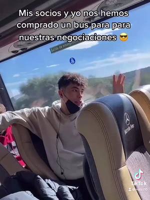 A post by @ruiizz10 on TikTok caption: Alguien nos recoge porfavor 😅 #fyp #parati #foryou #xyzbca #destacame #autostop