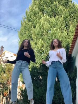 A post by @mafaldaemariana on TikTok caption: Sunday mood ☀️🧡 #fyp #twins