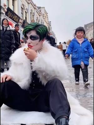 A post by @liyifeng12 on TikTok caption: I want to be a clown,Just to make you langh #clown