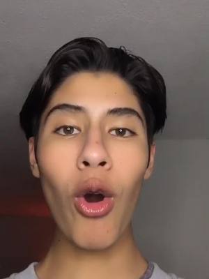 A post by @axelbailonn on TikTok caption: Hola #parati #comedia