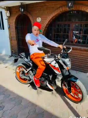 A post by @elbrandonlee_ on TikTok caption: #fyp #viral solo y tranquilo nunca dejo solo al barrio 🤴👌🏻