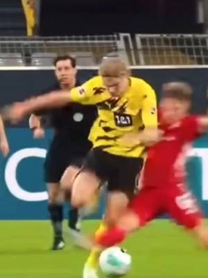 A post by @objectif.footballeur on TikTok caption: Humain ou pas Humain🤯 #haaland #football #skills