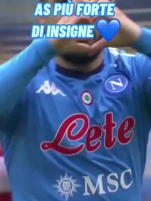 A post by @milano.rossonera_1 on TikTok caption: DUETTATE💙(LI GUARDO TUTTI) #canta #attacante #as #milanorossonera #napoli #insigne #canta #sing #seriea