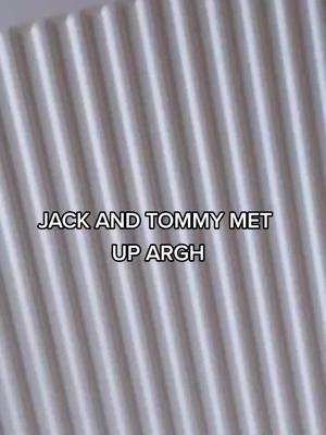 A post by @greenblobpog on TikTok caption: JACKS SO SMALL 😫🖐️@tommyinnit @jackmanifoldtv #jackmanifold #tommyinnit