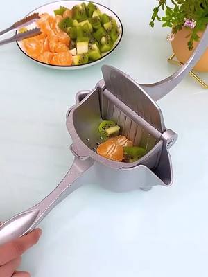 A post by @wonderlife9 on TikTok caption: This juicer is really good,you juicer it by hand#fyp #foryou #usefull #artifact #LifeHack #lifetip