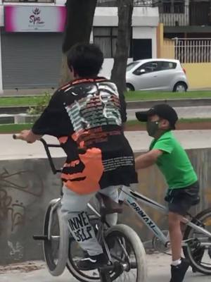 A post by @tricksbmx3 on TikTok caption: #fyp #bmxboy #bmx2 #bmx #parati #paratii