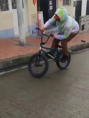 A post by @tricksbmx3 on TikTok caption: #fyp #bmxboy #bmx2 #bmx #parati #paratii