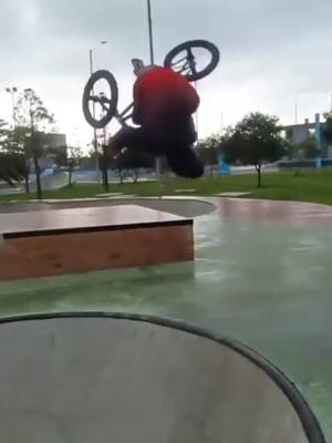 A post by @tricksbmx3 on TikTok caption: #fyp #bmxboy #bmx2 #bmx #parati #paratii