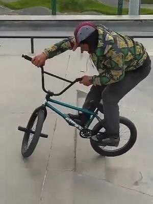 A post by @tricksbmx3 on TikTok caption: #paratii #parati #bmx #bmx2 #bmxboy #fyp