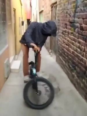 A post by @tricksbmx3 on TikTok caption: #fyp #bmxboy #bmx2 #bmx #parati #paratii