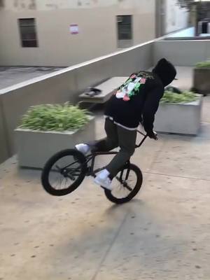 A post by @tricksbmx3 on TikTok caption: #fyp #bmxboy #bmx2 #bmx #parati #paratii #fyp