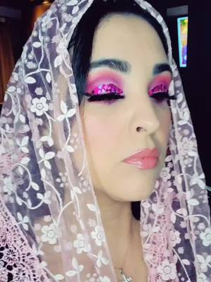 A post by @28betty on TikTok caption: #parati #makeup