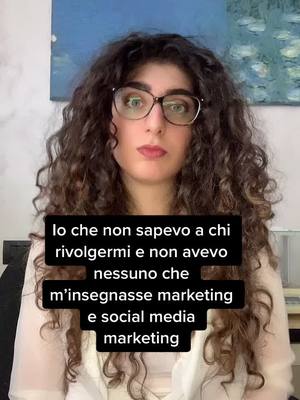 A post by @sharon.neshika.strategy on TikTok caption: E tu che rapporto hai con il digital marketing? 💪🏻🤍