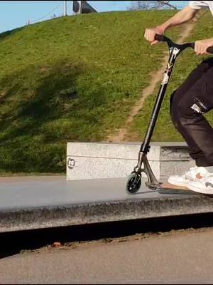 A post by @...sweazzy on TikTok caption: #🤘🏻 #LiveForTheChallenge #🛴 #viral #Skatepark #Crind #fypシ #Burghausen #fy #Talewhip #Scooter #foryou #fy #🤘@herranwalt