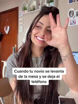 A post by @lorenaa1280 on TikTok caption: Todas las mujeres cuando desconfian😂 #humor #risas #mujeres #chicas #novios #telefono #bloqueado