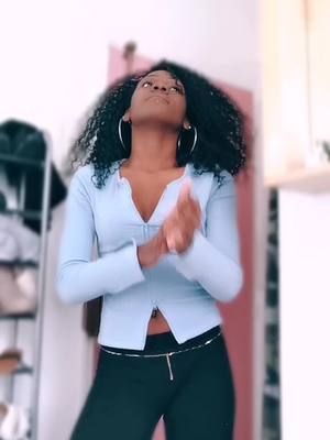 A post by @simplicity03 on TikTok caption: Pour suivre tout mes lives, il faudra vous abonnez à @ladysyneisha🤗 Donc, allez vous abonner 😉#pourtoiiiii #foryou #vava #4you #danse #deliretiktok