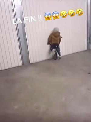 A post by @j0nathan83 on TikTok caption: J’ai appelé les parents, pas d’inquiétude il va bien 👍🏽 😂 #pour #pourtoi #ticktock #crash #humour #kid #velo #enfant #mdr #😂 #momeries #moment