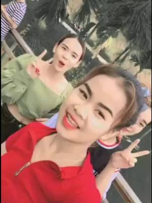 A post by @mey_959 on TikTok caption: #ត្រាវអែមផ្ទះខ្ញុំ❤ #Mey #ប្រជុំដារាល្បីលើពិភពលោក😂😂 #copy_link_1_2_3 ឃេីញខមិនផង មីម្លាញ់😆😂