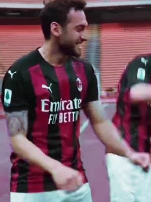 A post by @milano.rossonera_1 on TikTok caption: SCHIACCIA 3 VOLTE LA FRECCIA VELOCEMENTE E GUARDA COSA SUCCEDE😍 #calhanoglu🇹🇷 #milan #milanorossonera #viral #fotball