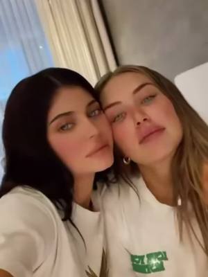 A post by @eilish.sister on TikTok caption: #kyliejenner #jenner #kardashian