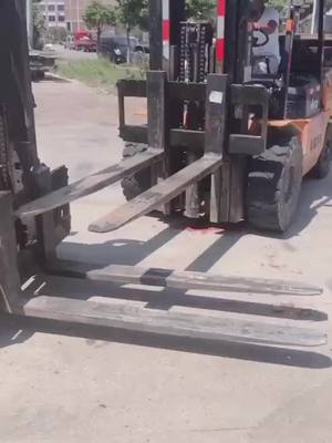 A post by @ on TikTok caption: #forklifts #forklift #forklifter #forklifttruck