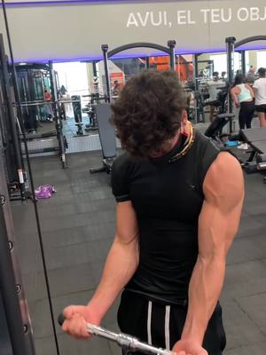 A post by @danielsborre_ on TikTok caption: ¿ Bíceps o tríceps ? 🤔😡 #parati #fyp #xyzbca #calisthenics