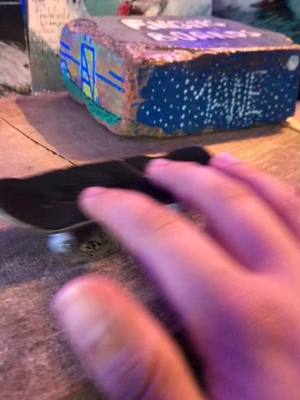 A post by @fingersboards on TikTok caption: #fingerskate #fingerboard #skate  Allez tous follow son conte pour gagner la planche ! ——> @baobab_fb