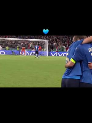 A post by @mettiuu._ on TikTok caption: ANDIAMO IN FINALEEE💙🇮🇹#ITALIA  #AZZURRI #FINALE