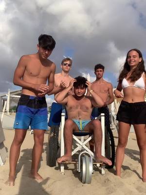 A post by @domenicobonomo_00 on TikTok caption: Scoordinati ma vabbè #perte #trend #alorsondanse #beach #sea @_piero.patti_ @federico.tumbarello