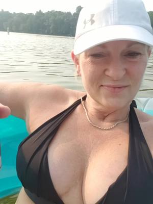 A post by @juanita_0613 on TikTok caption: #lakelife #tiktokmom #fypシ