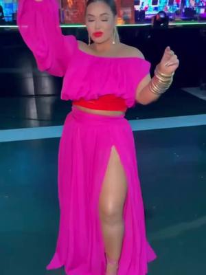 A post by @lasdestrampadas on TikTok caption: Vive TU vida, a TU manera! 💖 Último Look de la noche! #premiosjuventud #pink #lamamadelamama @chiquisofficial