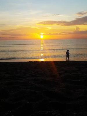 A post by @zoeparsley on TikTok caption: Sunrise Vibes #WelcomeBack #hotgirlsummer🧚🏽‍♂️ #beachvibes #southflorida #sunrise #florida #jupiter