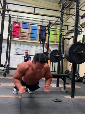 A post by @eren_crossfit on TikTok caption: 110kg bench press & explosive push up🔥 #crossfit #크로스핏