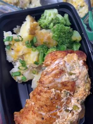 A post by @claudiasaborami on TikTok caption: Jalapeño stuffed chicken breast meal prep😋 #CODAduets #StyleSnap #PerfectMarcJacobs #fyp #mealprep #FoodTok #healthyrecipes