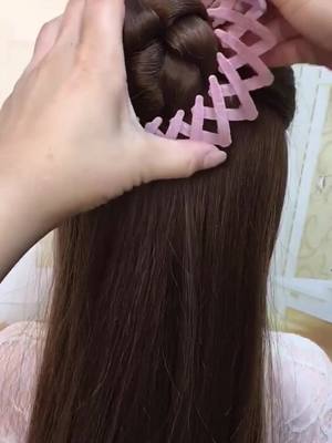 A post by @hellen586586 on TikTok caption: #woman #hairstyle