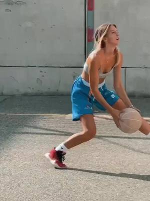 A post by @lousch_ on TikTok caption: Entraînement par 35°C 🥵😩 vous reprenez quand les entraînements ? #basketball #bball #basket #hooper #training #sport #basketballgirl #ballislife