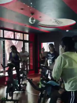 A post by @skydancecycling on TikTok caption: Explota de energía, siente esa fuerza que llevas dentro y rueda, en Sky Dance todo se trata de ti. 🧡🚴🏽‍♂️⚡️#indoorworkout #indoor #cycling #gym