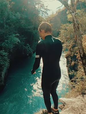 A post by @zakaesthetic on TikTok caption: Don’t let this flop #foryoupage #fyp #flip #cliffjumping #cool