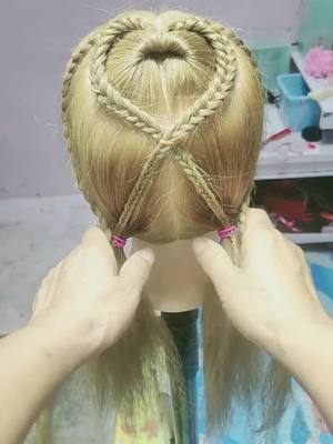 A post by @hellen586586 on TikTok caption: #woman #hairstyle