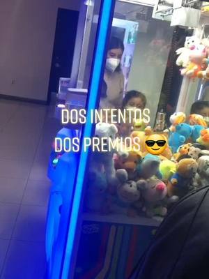 A post by @rjavicg on TikTok caption: 2da parte, premio doble y con la izquierda 😎 @pao_camposs @nancyagrastro #tiktok #fypシ #fy #muñelocos #viral #peluche #mex