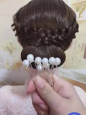 A post by @yoyo567567 on TikTok caption: #hairstyle #woman